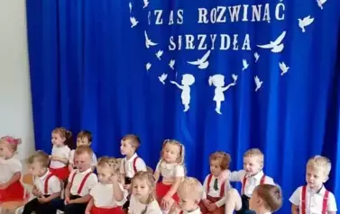 grupa dzieci odchodząca do przedszkola