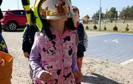 dziewczynka w hełmie strażackim