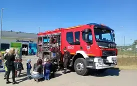 dzieci ogladają w&oacute;z strażacki