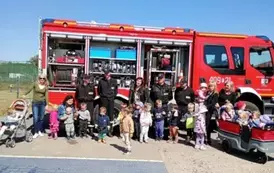 zdjęcie grupowe ze strażakami