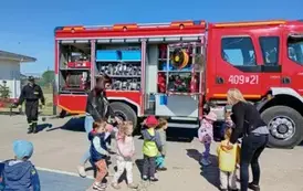 dzieci przed wozem strażackim