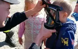 pokaz lania wody z dziećmi