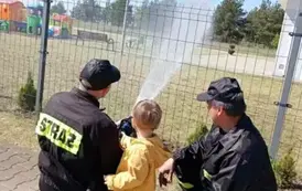 pokaz lania wody z dziećmi