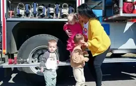 zdjęcie dzieci przed wozem