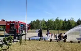 pokaz lania wody z dziećmi