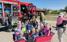 zdjęcie dzieci przed wozem strażackim